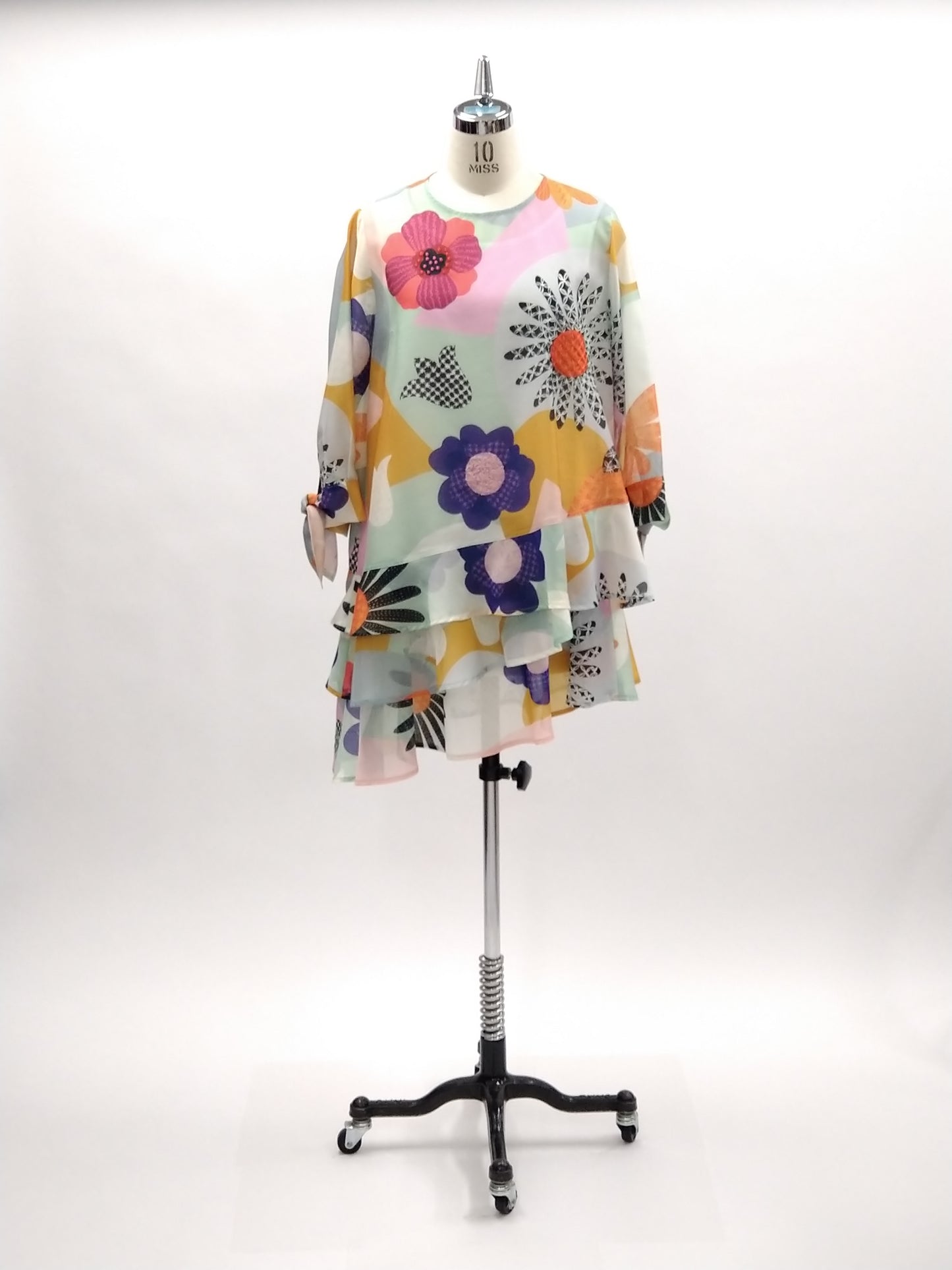 a "NEW ARRIVAL BRITISH フラワーファンタジークロス SH