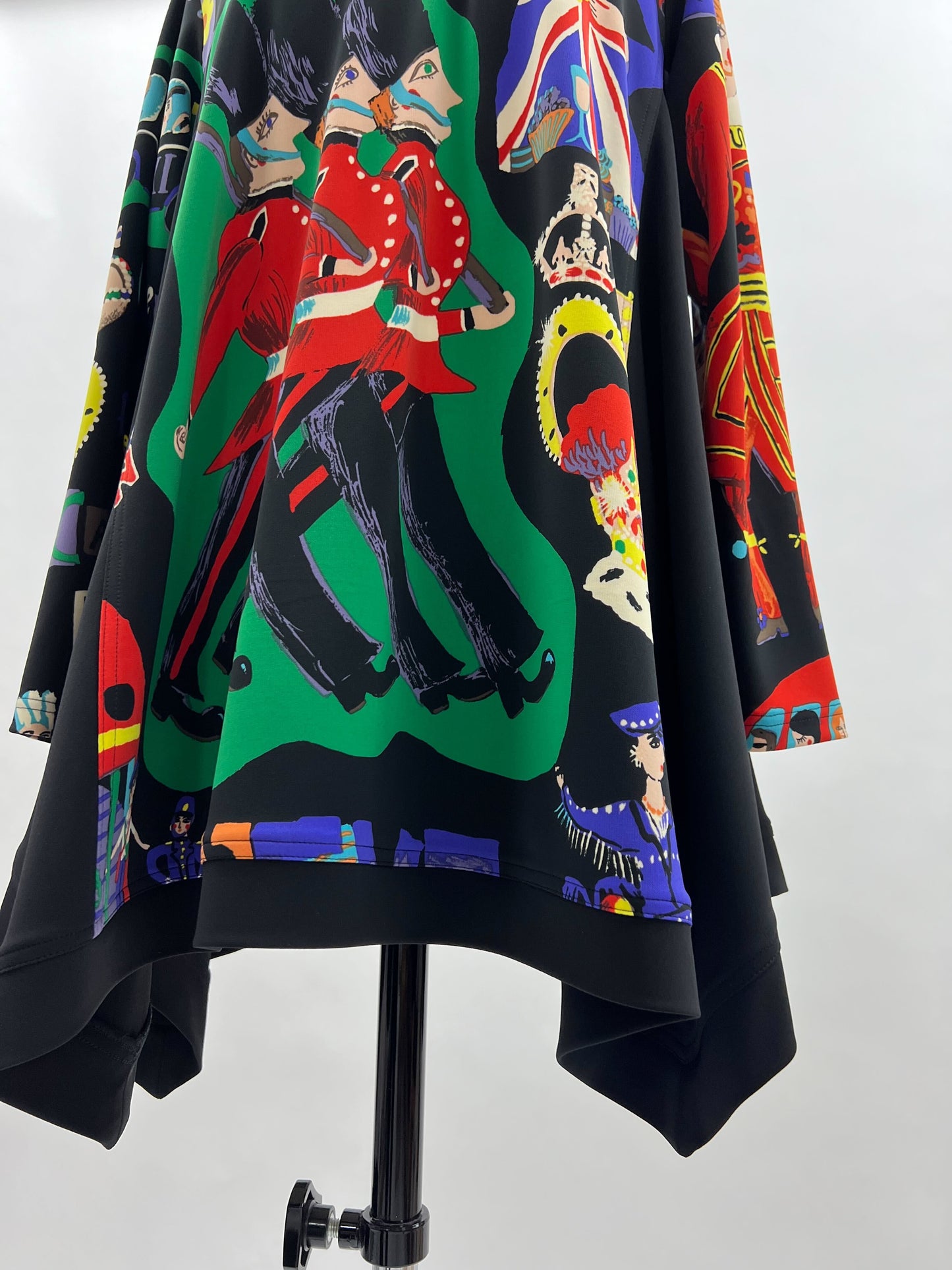 b/  "  London London 丸首シャツ A柄