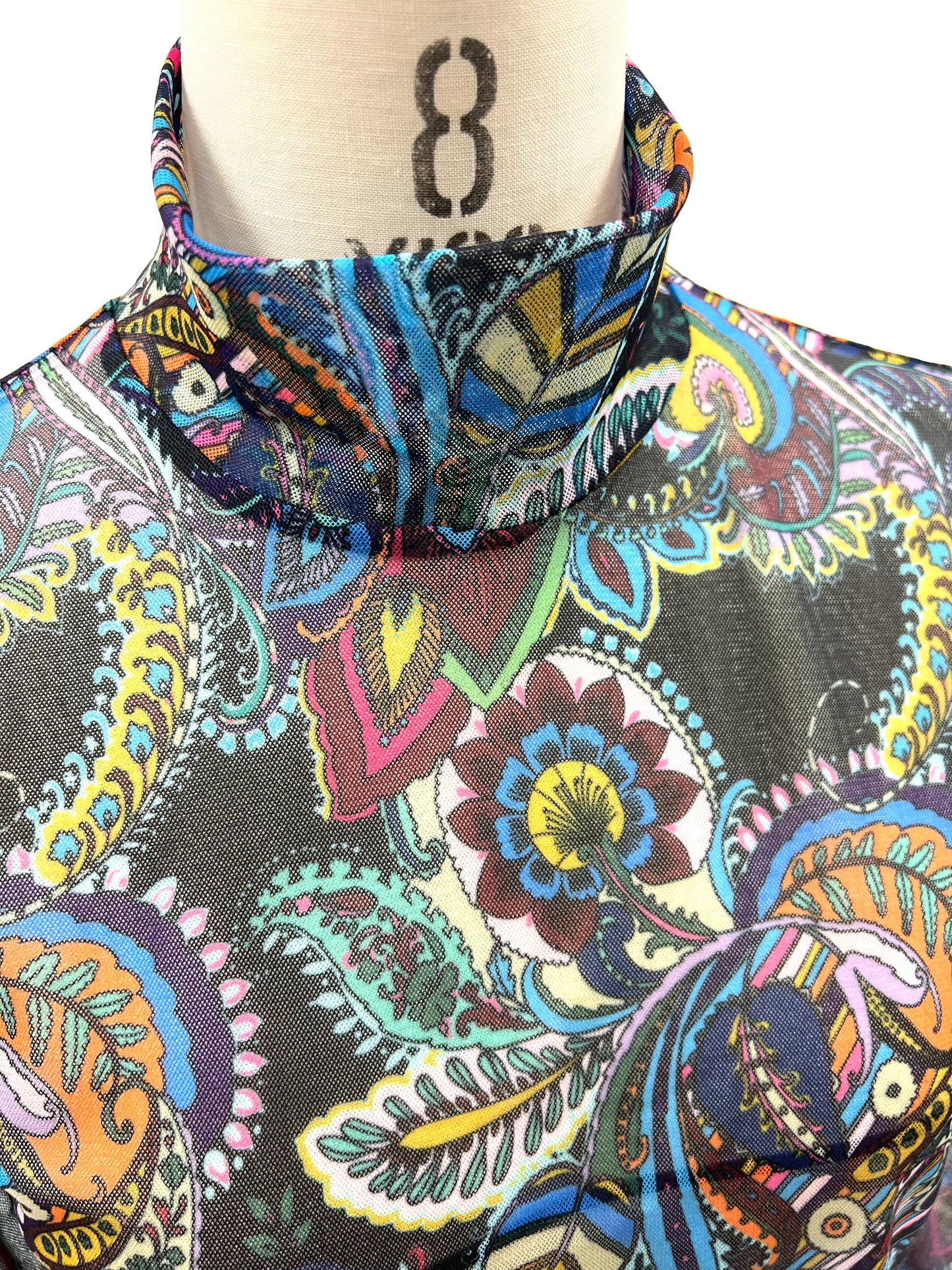 a/  " フラワーペーズリーメッシュTシャツ