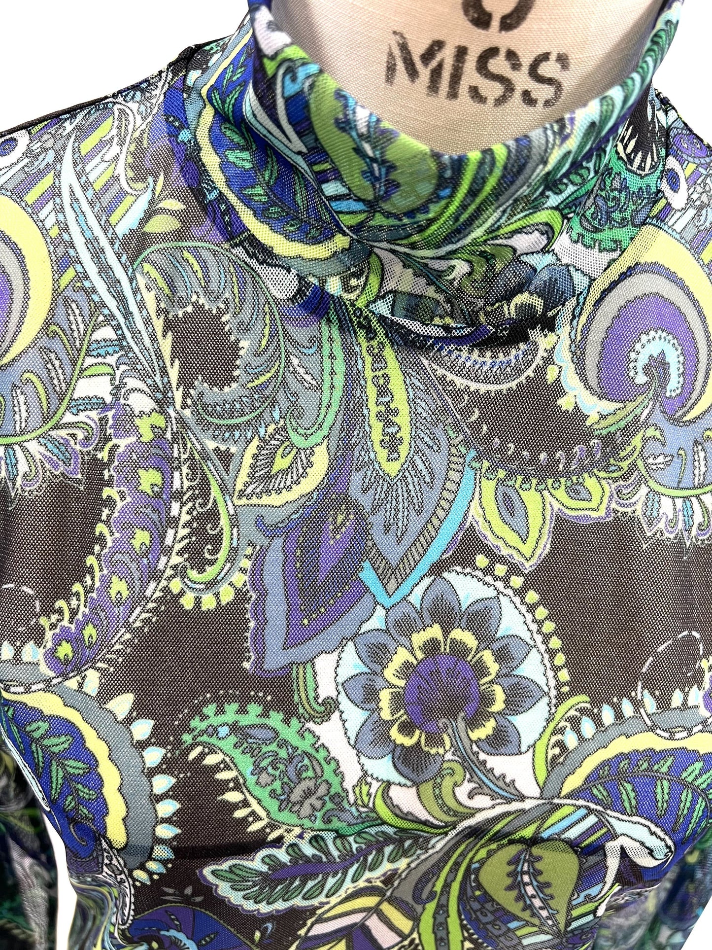 a/  " フラワーペーズリーメッシュTシャツ