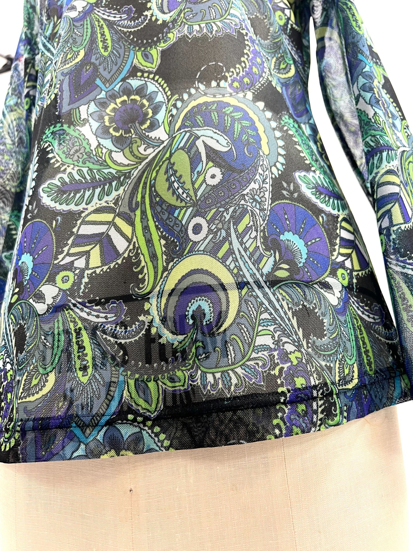 a/  " フラワーペーズリーメッシュTシャツ