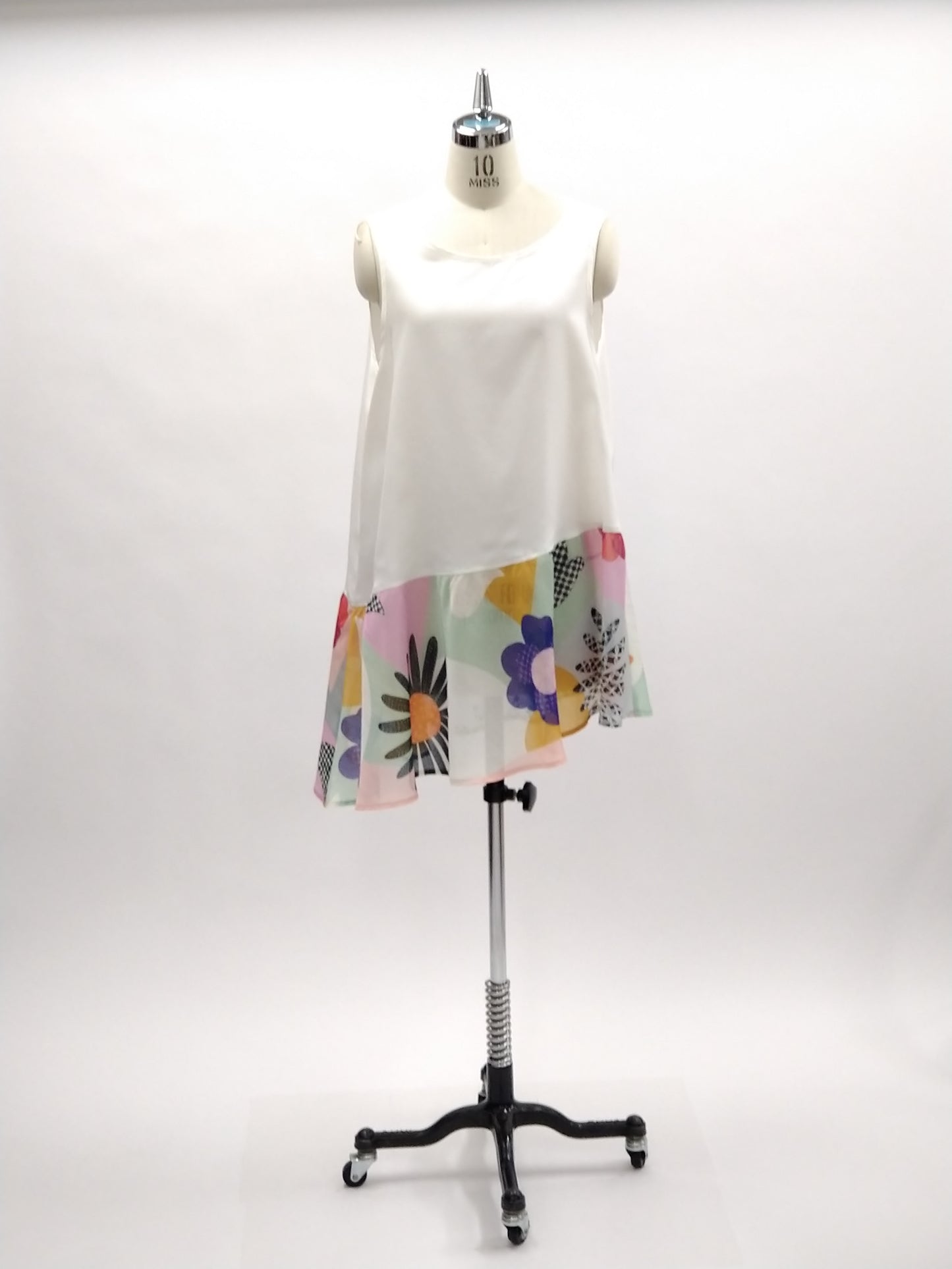 a "NEW ARRIVAL   BRITISH 　ﾌﾗﾜｰﾌｧﾝﾀｼﾞｰｸﾛｽ　SH